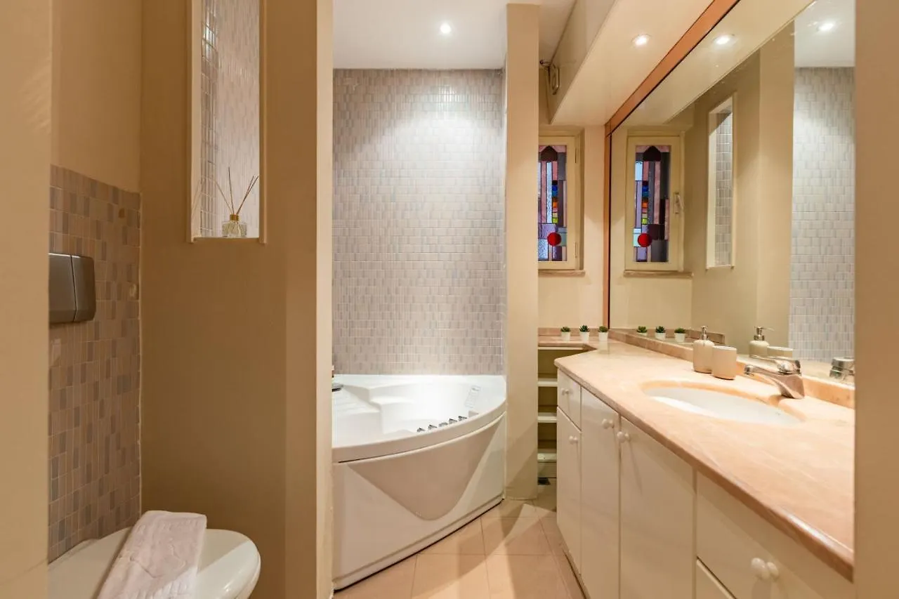 Enchanting Flat In Beyoglu With Bosphorus View 이스탄불 아파트