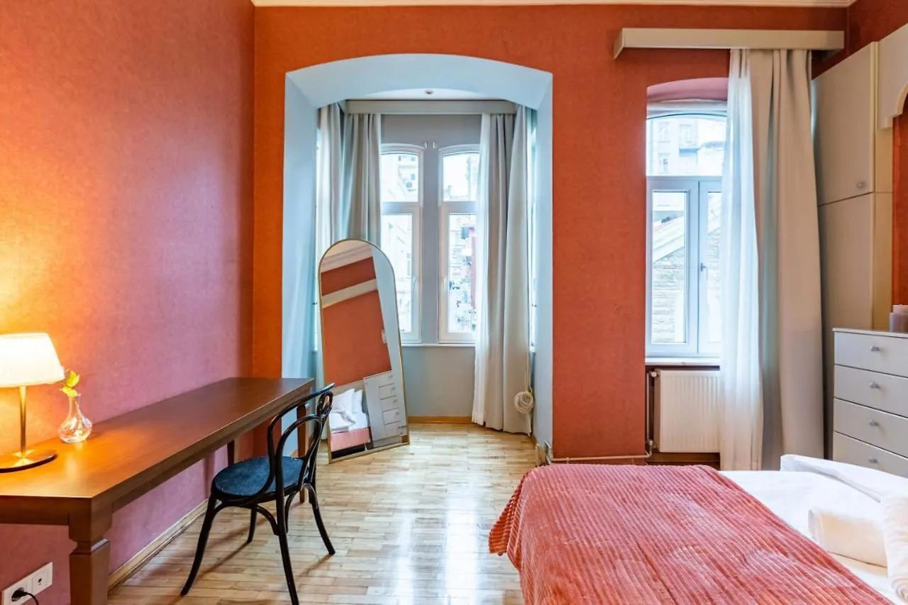 Enchanting Flat In Beyoglu With Bosphorus View 이스탄불 아파트